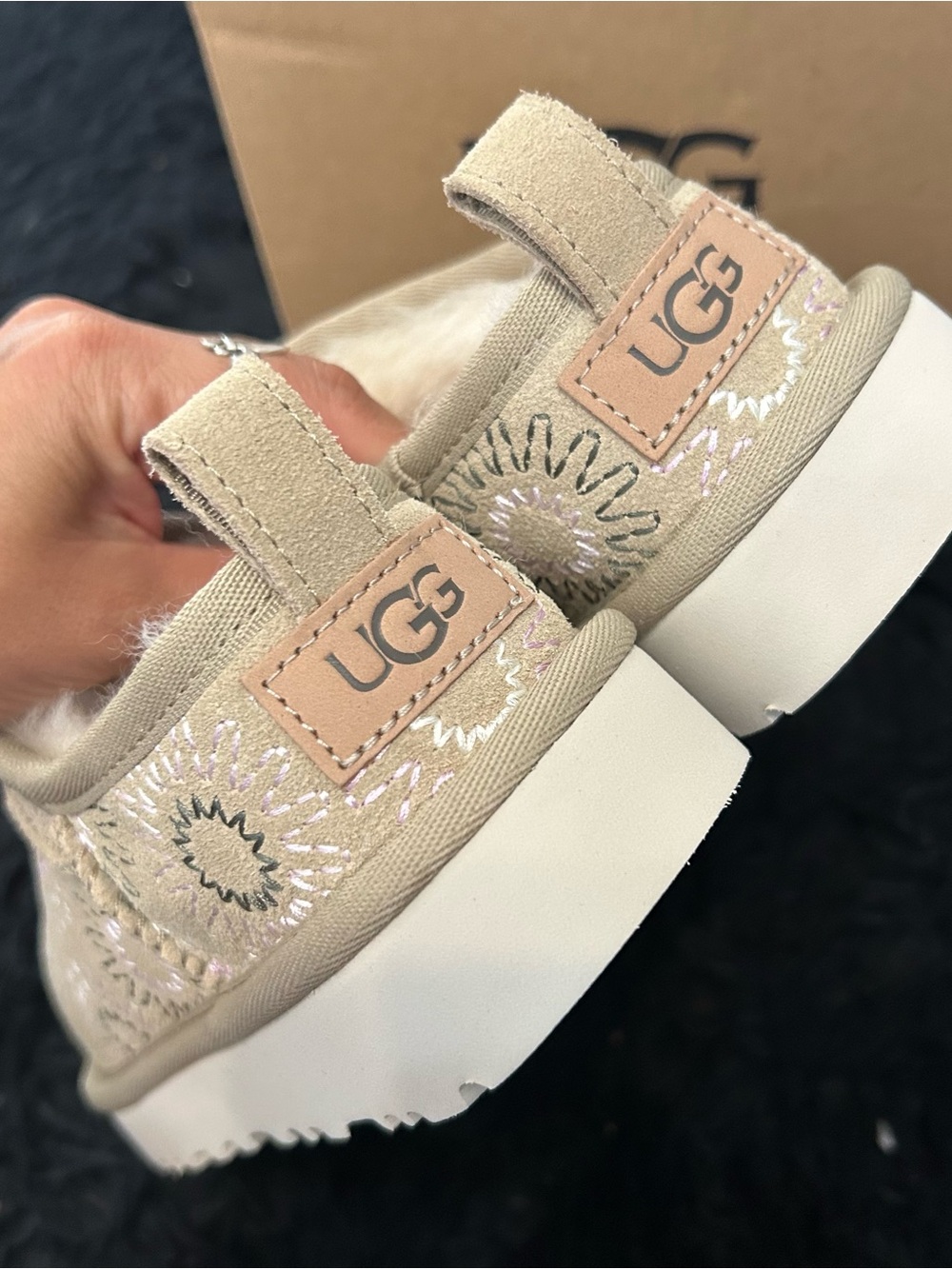 UGG embroidered fur clogs mules slip on shoes women’s 7 new in box - Picture 4 of 8